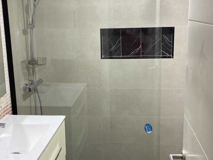 Reforma: Cambio de bañera por plato con nicho
